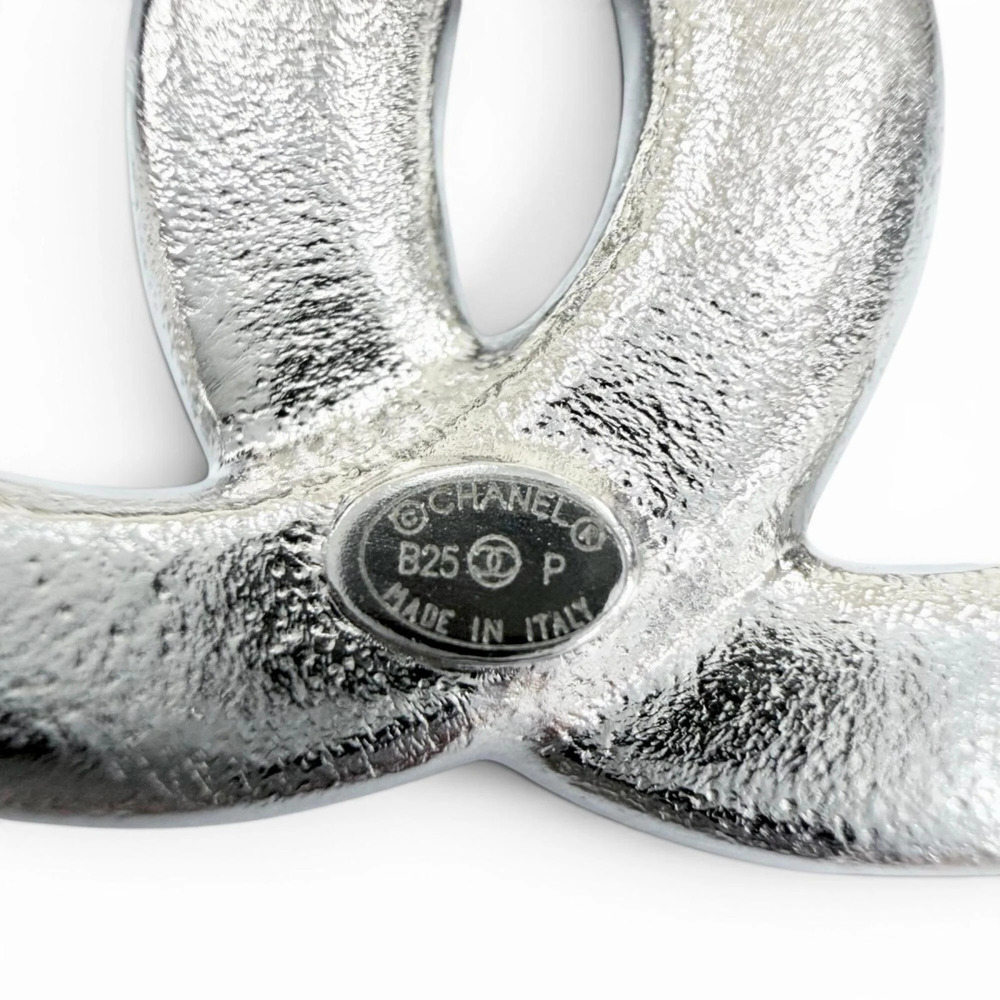 CHANEL Silver Pearl Logo Brooch - Picture 6 of 6